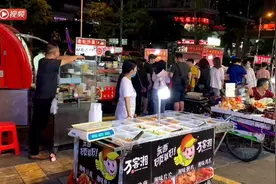 都市摆摊人②｜90后贴膜小哥：我们也在为城市提供价值图片