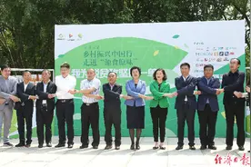直播带货助力消费扶贫图片