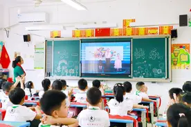 摘下绿领巾 戴上红领巾图片