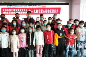 儿童节：大哥哥为我理发 我为大哥哥系红领巾图片