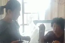 六旬大娘突然趴在窗户上喊“救命”，保安、民警迅速到场化解险情图片