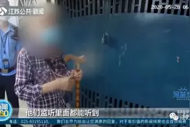 老人报警称被监听：一出门就听见有人喊自己！民警上门后，天花板真的传来声音…图片
