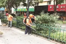 余杭城管装备“神器”专门对付绿化带卫生死角图片