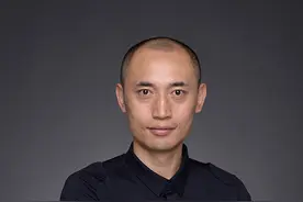 黑龙江省男篮教练带你原地双手前变向+穿杆运球训练图片