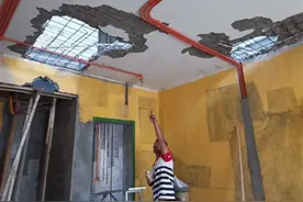 新房地面惊现三个大洞 开发商：系打穿楼板维修造成图片