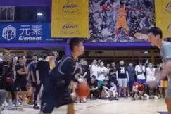 连线｜“独臂篮球少年”走红之后，父亲：他压力很大，不适应图片