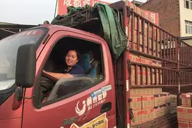 “看不见”的百万女卡车司机图片