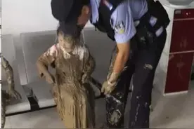 紧急丨银川俩小女孩掉入泥坑只露出头，路人发现后报警图片