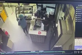 视频曝光！外卖小哥送餐时，竟掏出了...网友：太甜了图片