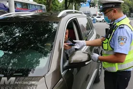 记者探访“一盔一带”实施情况：逗硬执行发现一起罚一起图片