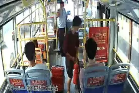 男子乘公交，推搡司机10多次，踹门8次，砸门3次……图片