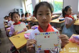 小朋友们发奖状啦！颁发给在疫情期间身边值得敬佩的人图片