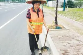环卫工人捡到100万元存款单 拾金不昧物归原主图片