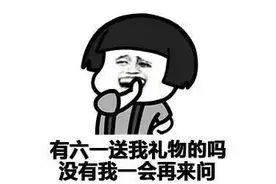 小学生因守交规收到交警礼物，拿到礼物的那一刻变脸太快……图片
