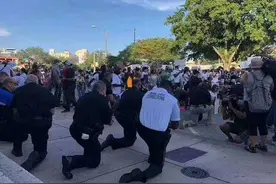 国际观察丨美国“黑人之死”引发抗议潮，各地警察为何纷纷单膝下跪？图片