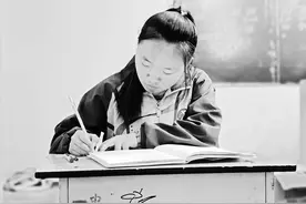 农家女孩小小年纪成家里顶梁柱图片