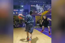 14岁独臂少年两年练出篮球绝技，易建联点赞视频封面