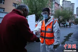 “90后”党员情侣守卡点：战疫路上的爱情更美图片