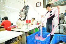 “笔袋叔叔”的爱心梦：笔袋虽小，却装得下整个世界图片