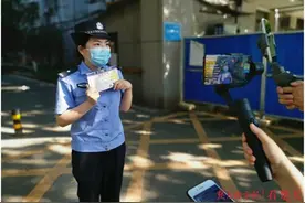 随警直播！汉阳警花入户宣传防电诈知识图片