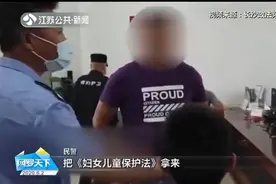 扫把都打断两根！湖南男童长期遭父亲棍棒教育，民警霸气怒怼……视频封面