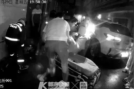 女司机抄近路被卡在两车之间动弹不得图片