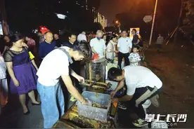 甜蜜来自千里之外！云南养蜂兄弟湘江边摆摊卖蜂蜜，月入万元图片