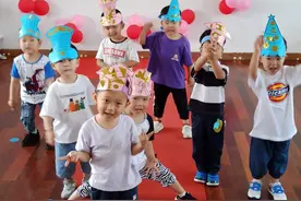 鹤琴幼儿园小小三班开展“疫”样六一，T台走秀活动图片
