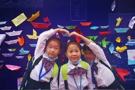 开学第一天，孩子们抽到“神秘礼物”：找最喜欢的老师实现一个愿望……图片