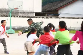 武警进校园，参加特殊教育孩子的少先队仪式视频封面