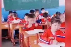 萌娃手捧“知识”装进脑袋瓜，满满的仪式感！网友评论“要睡觉枕着才有用”图片