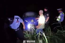 大伯连人带车翻入河中，民警深夜上演急速救援图片