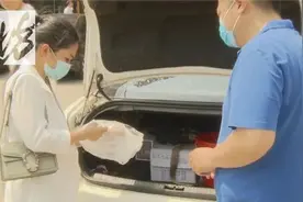女子在上海知名超市买到馊味猪肉糜，超市员工：因为特价，所以馊掉图片