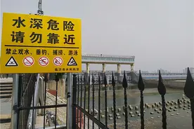 记者实地探访：临沂3处危险水域 警示牌、铁栅栏齐上阵，提醒市民远离危险水域图片