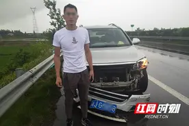 常德一男子暴雨驾车在高速上猛打转撞护栏图片