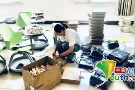 暖心！高校送毕业生限量版毕业礼物图片