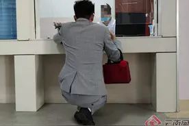 云南大理州人民医院现跪式窗口？回应：立即整改图片