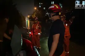 直击抗洪前线！消防员趟水救出满月婴儿视频封面