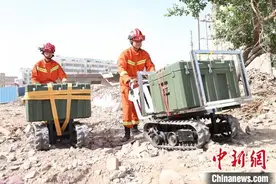 新疆阿克苏消防员发明履带式运输车 防患于未“燃”图片