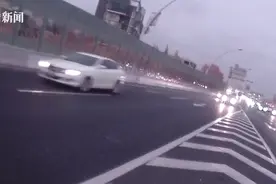 男子浑身麻木无法开车 民警封路引导120在高架上逆行图片