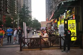 夜游记丨郑州“夜市经济”走红，摊贩线上线下销售图片