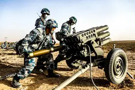 00后新兵鏖战西北大漠图片