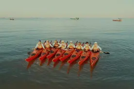5小时03分！烈日下，这帮杭州人划着皮划艇横渡琼州海峡图片