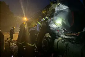 紧急！30吨油罐车遭遇车祸 罐体破裂豆油汩汩泄漏图片
