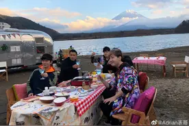 周杰伦和谢霆锋重聚，富士山下野营晒新合照图片