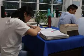 即将高考，高三班主任将办公桌搬进教室视频封面