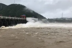 富春江大坝泄洪 杭州钱塘江流域全线封航 渡口停运图片