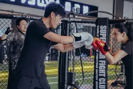 《婆婆和妈妈》伊能静教婆婆打拳击 好身材被赞图片