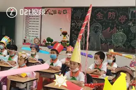 校方回应小学生戴一米帽可能会戳伤同学：有预案，将评选最安全最有设计感一米帽图片