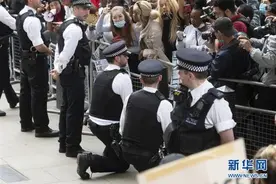 英国伦敦举行示威活动抗议美国警察执法失当图片